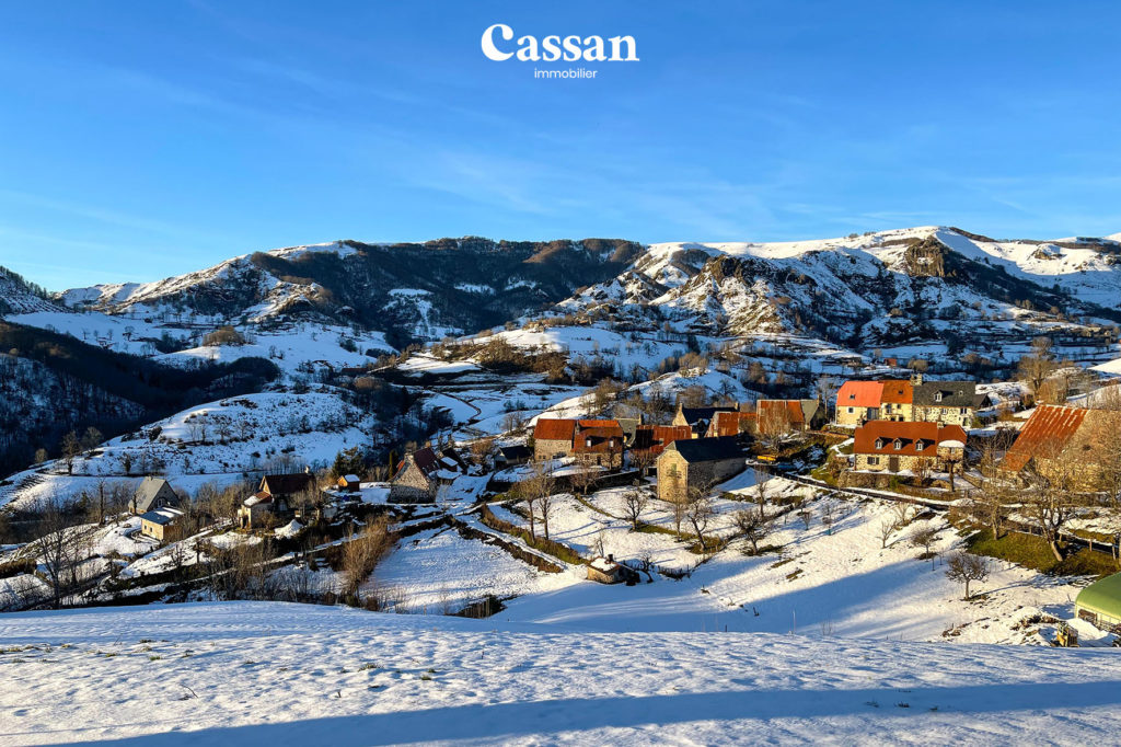 paysage vue village mont du cantal neige