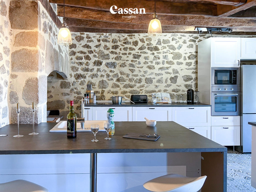 Cuisine location de vacances Lacapelle Viescamp Cassan immobilier