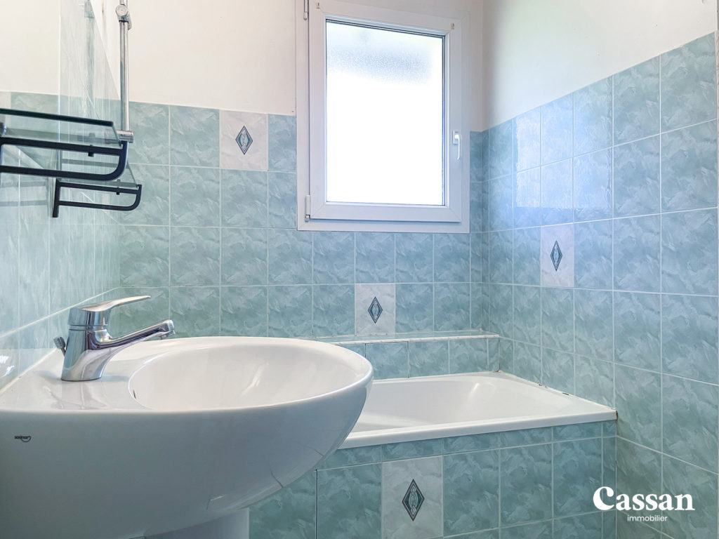 Salle de bain maison à vendre Prunet Cassan immobilier