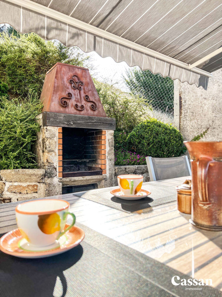 Terrasse barbecue maison à vendre Aurillac Cassan immobilier