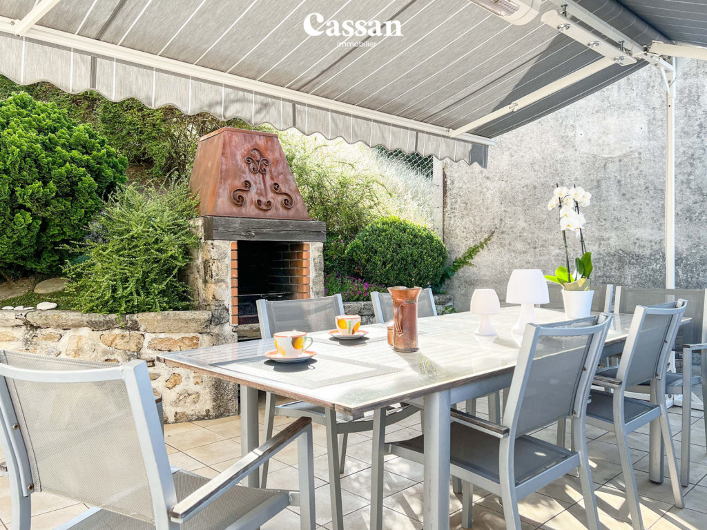 Terrasse barbecue maison à vendre Aurillac Cassan immobilier