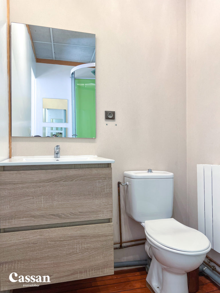 Salle de bain studio à vendre Aurillac Cassan immobilier