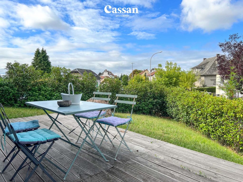 Terrasse jardin maison à vendre Aurillac Cassan immobilier