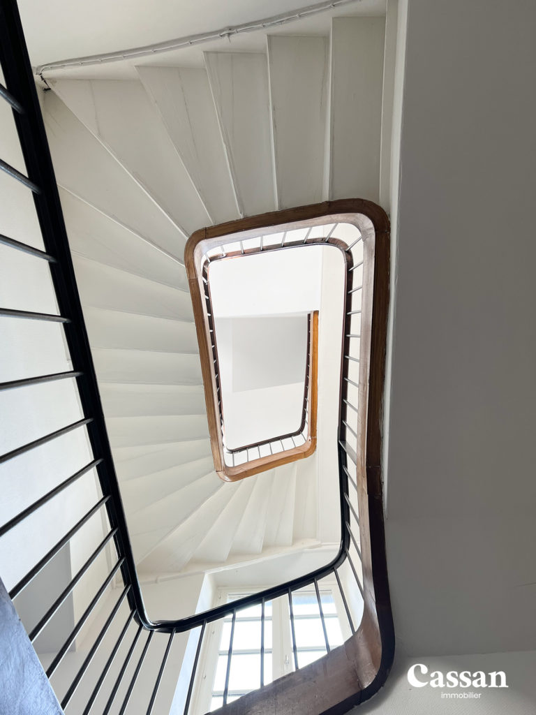 Escalier immeuble à vendre Aurillac Cassan immobilier