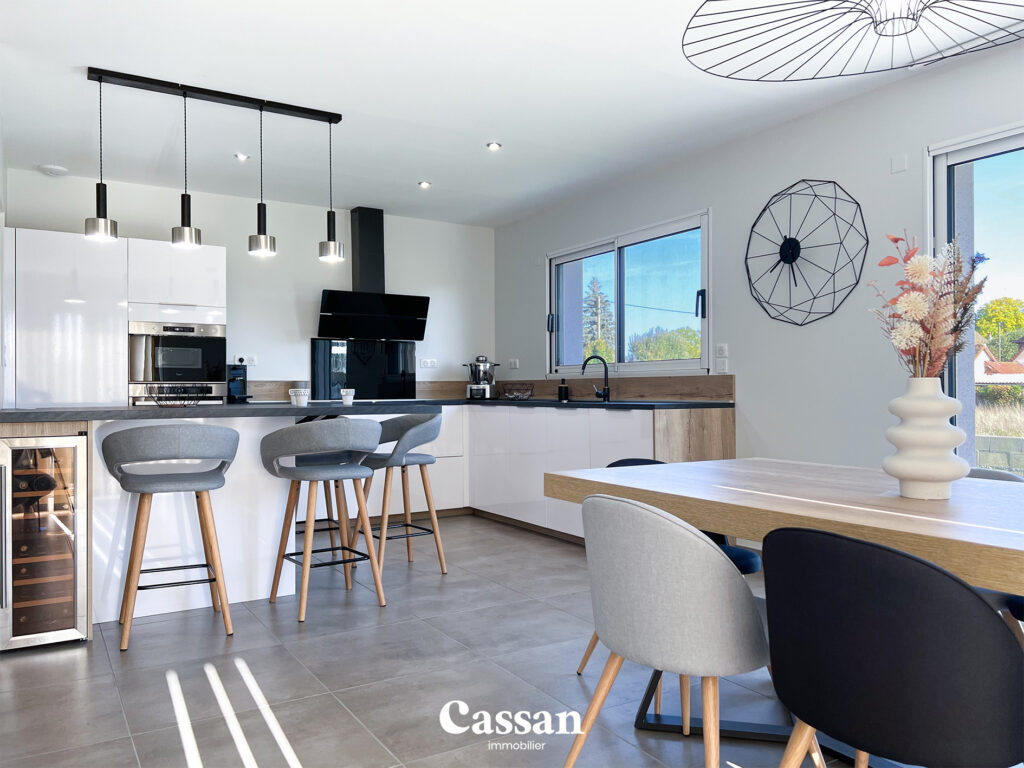 Cuisine maison à vendre Jussac Cassan immobilier