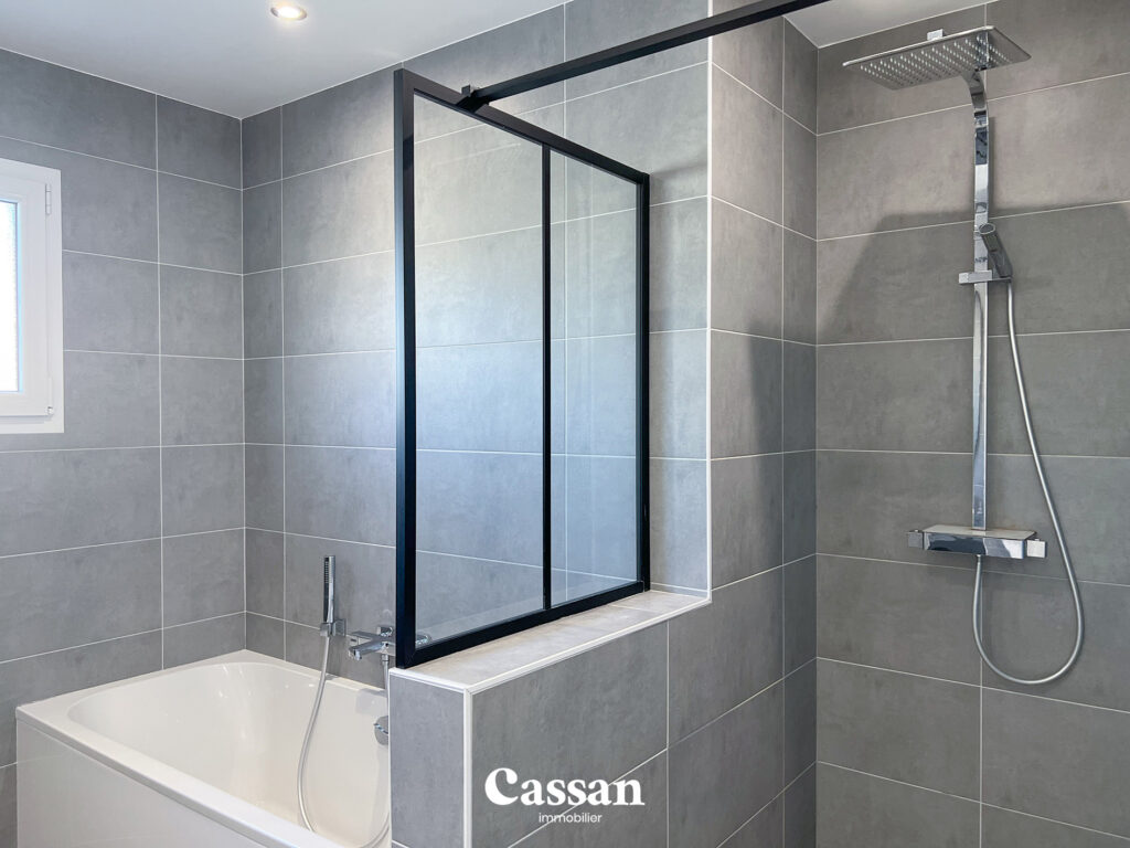 Salle de bain maison à vendre Jussac Cassan immobilier