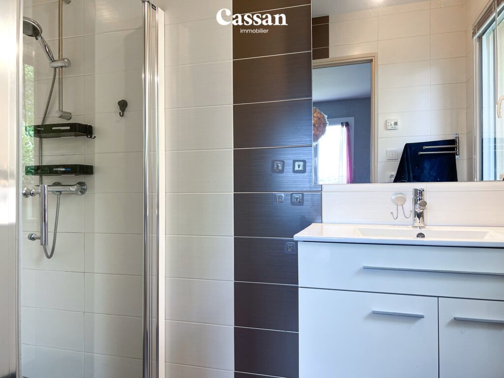 Salle de bain maison à vendre Saint Etienne Cantalès Cassan immobilier