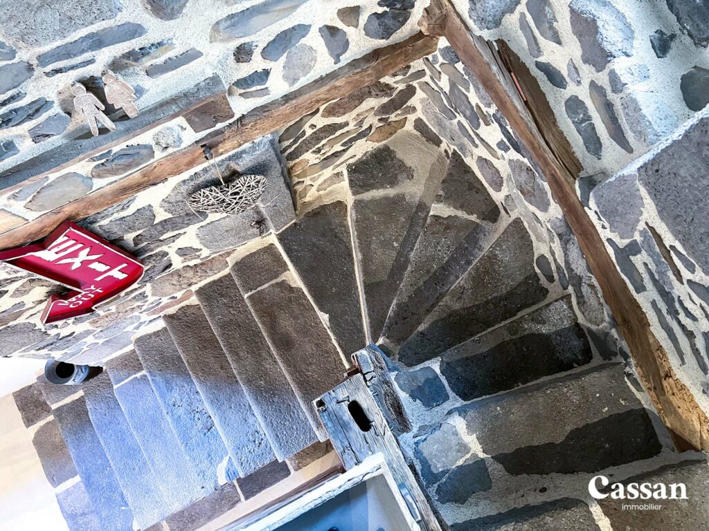 Escalier maison à vendre Saint Cirgues de Malbert Cassan immobilier