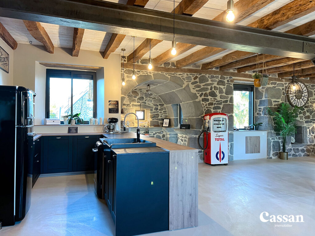 Séjour salon cuisine maison à vendre Saint Cirgues de Malbert Cassan immobilier