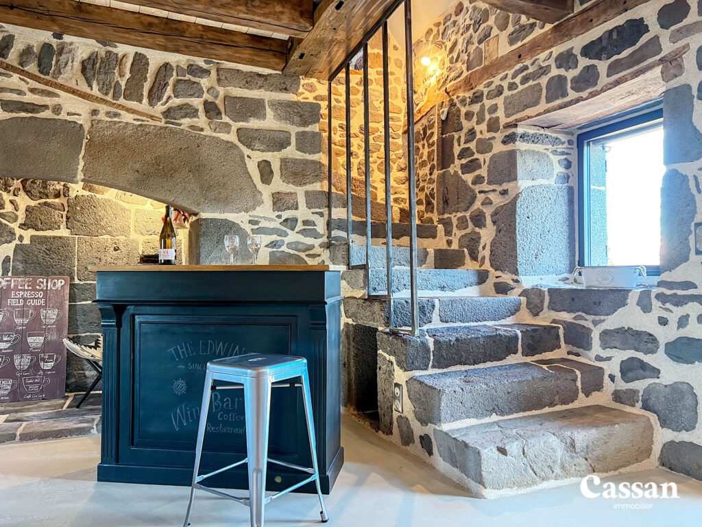 Escalier bar cantou maison à vendre Saint Cirgues de Malbert Cassan immobilier