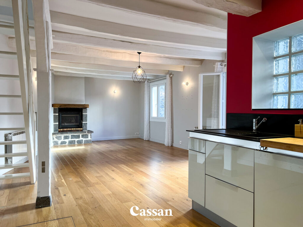 Cuisine salon maison à vendre Aurillac Cassan immobilier