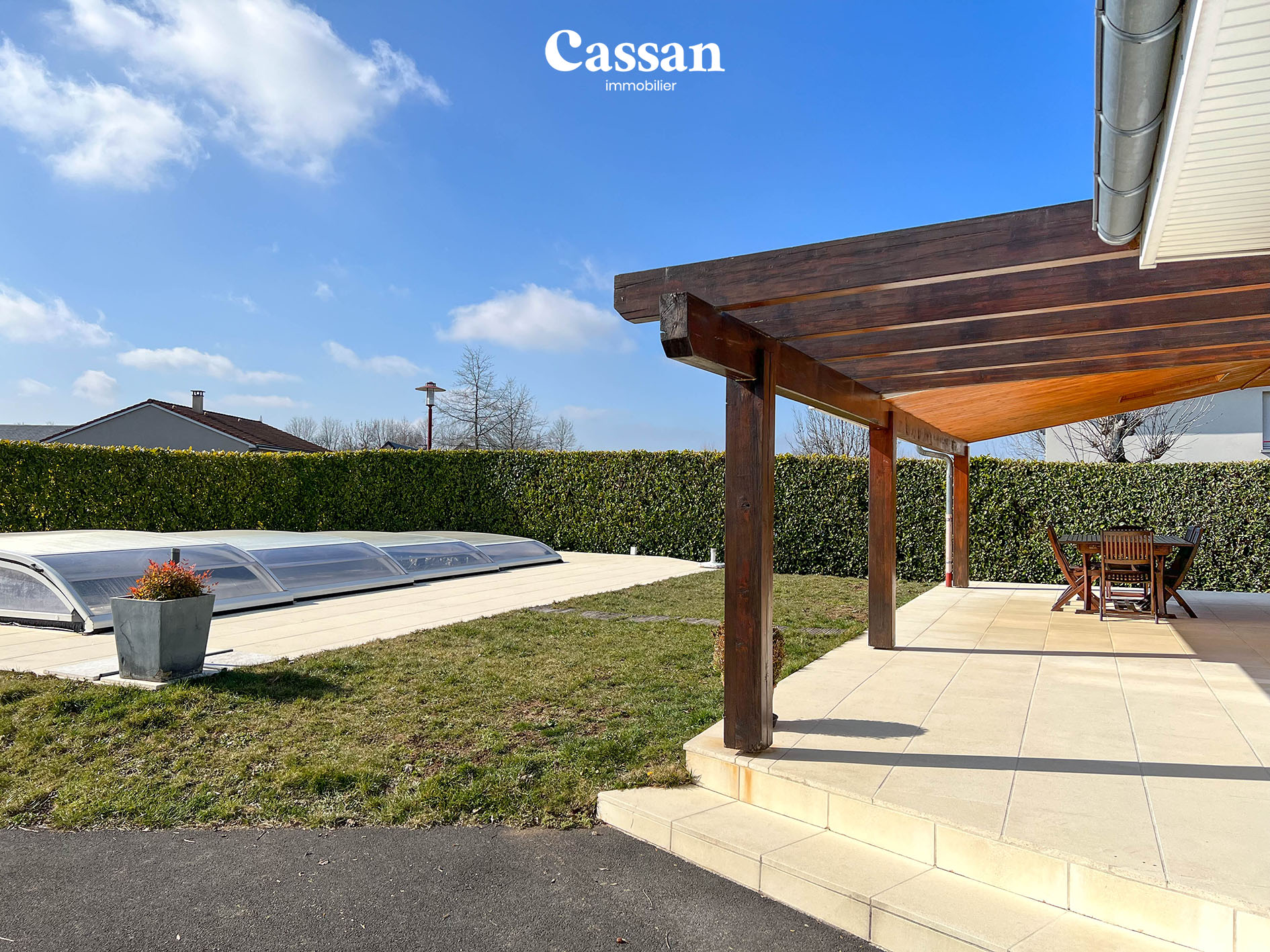 Terrasse piscine maison à vendre Crandelles Cassan immobilier