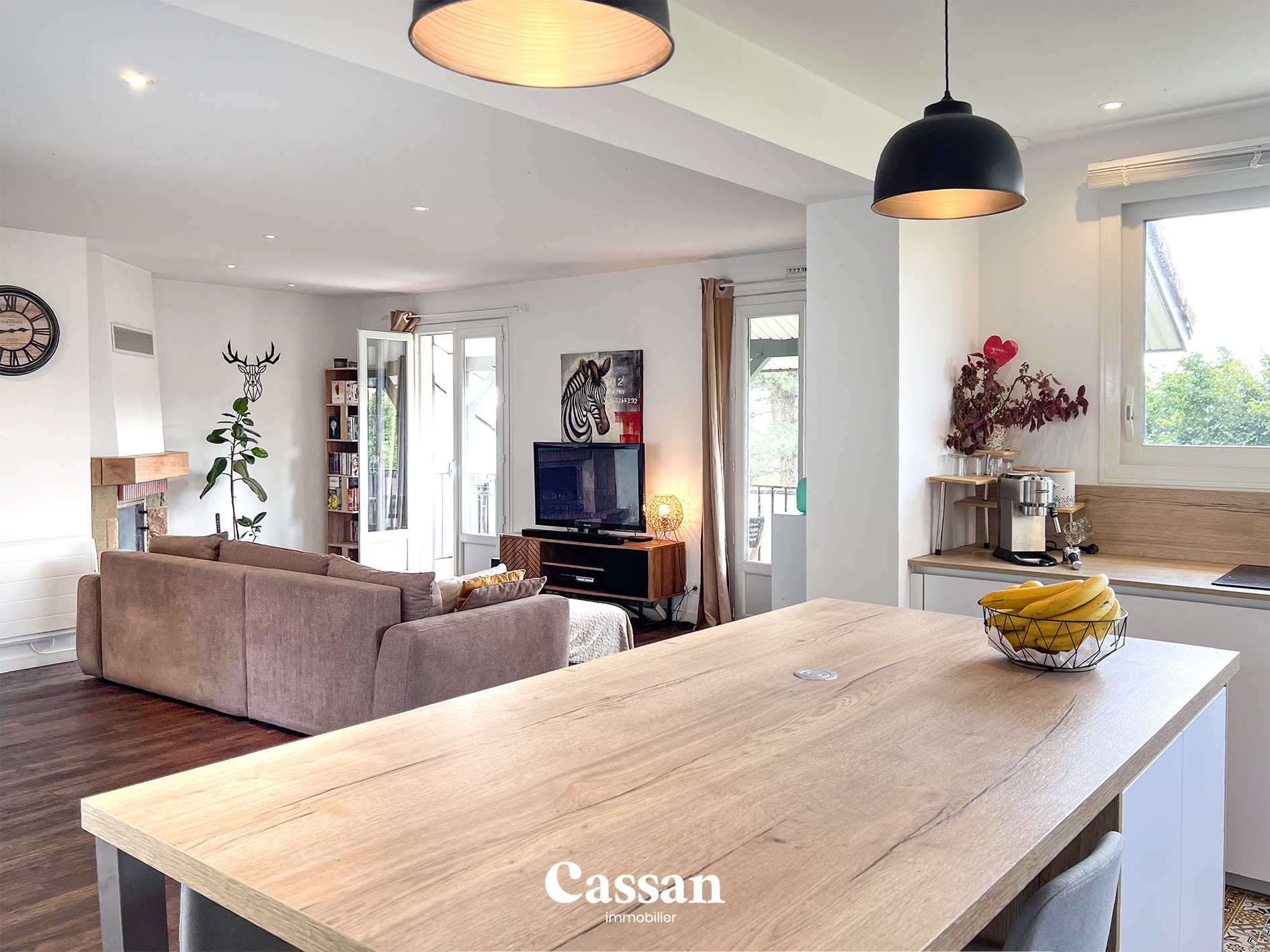 Salon cuisine maison à vendre Aurillac Cassan immobilier