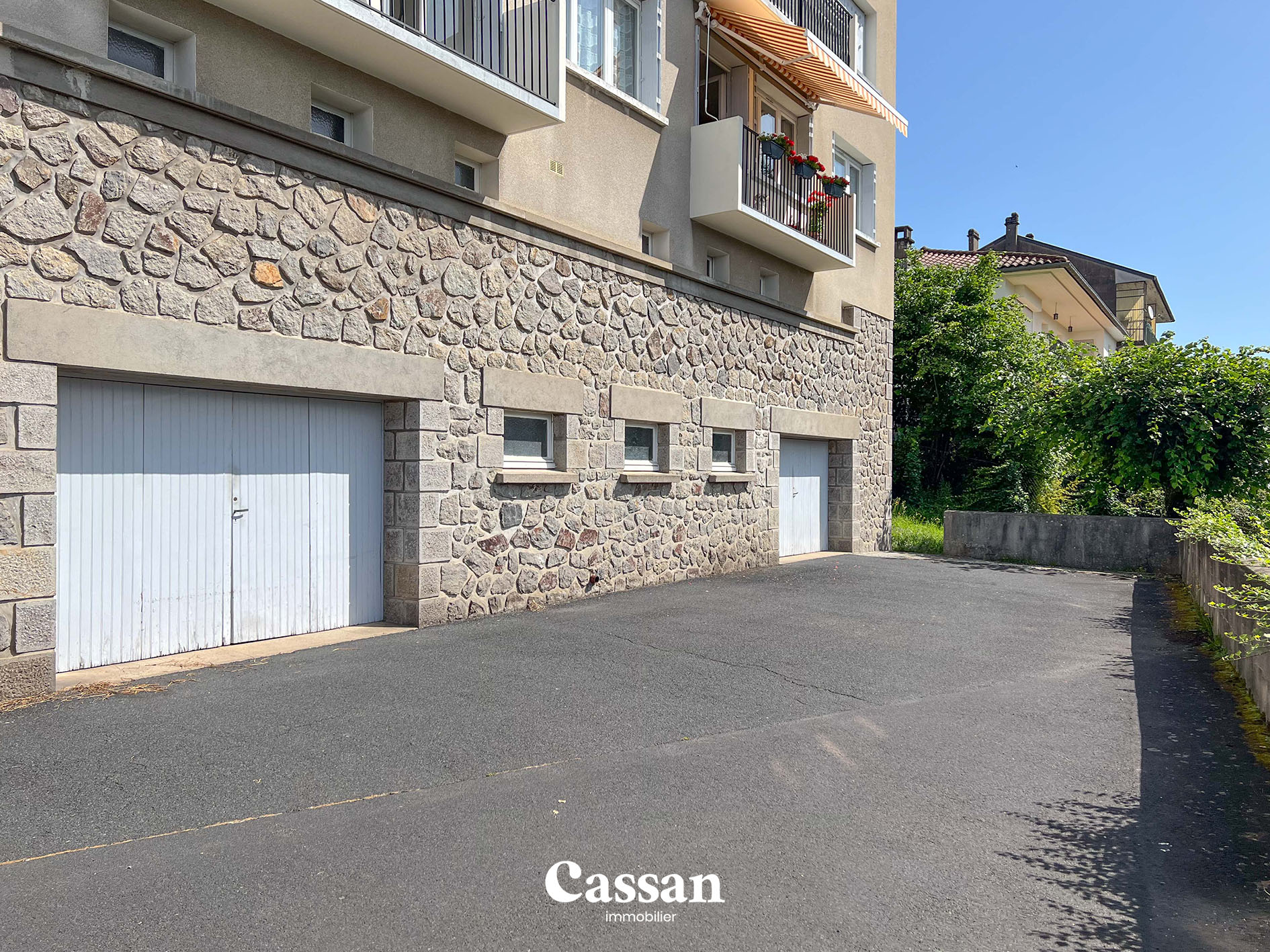 Cours immeuble appartement à vendre Aurillac Cassan immobilier