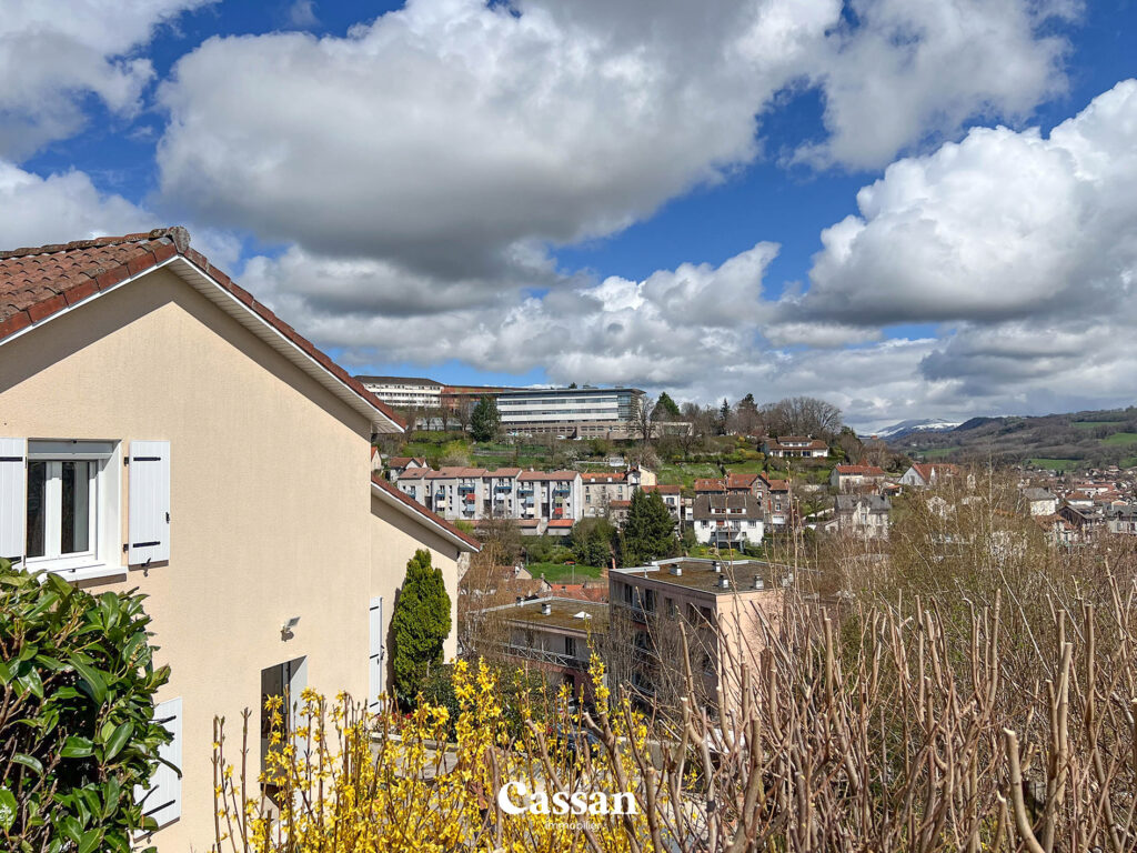 Vue maison à vendre Aurillac Cassan immobilier agence immobilière