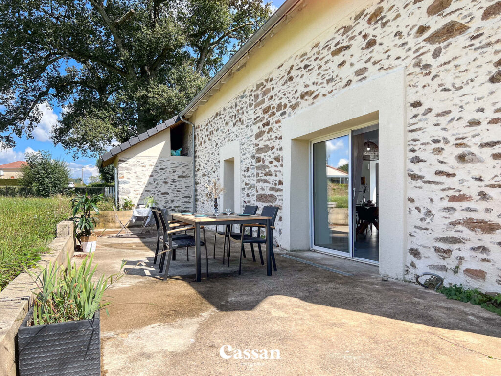 Terrasse maison à vendre Sansac-de-Marmiesse Cassan immobilier agence immobilière
