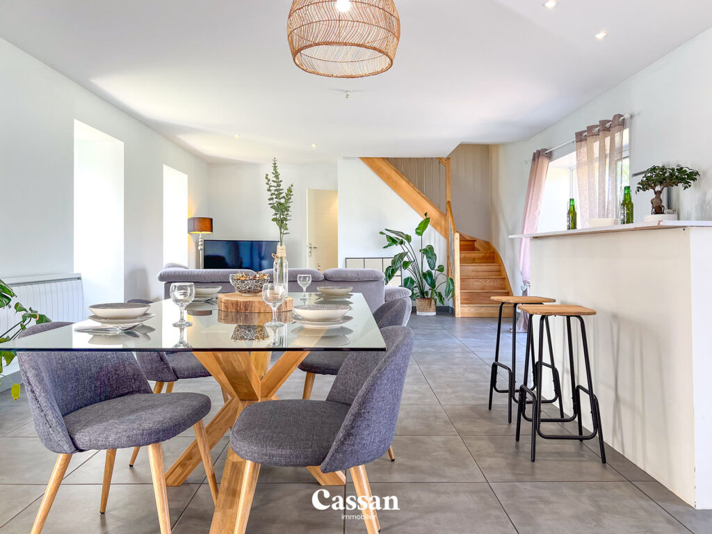 Séjour maison à vendre Sansac-de-Marmiesse Cassan immobilier agence immobilière