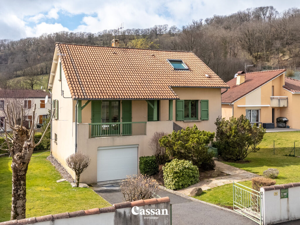 Façade extérieur maison à vendre Arpajon-sur-Cère Cassan immobilier agence immobilière