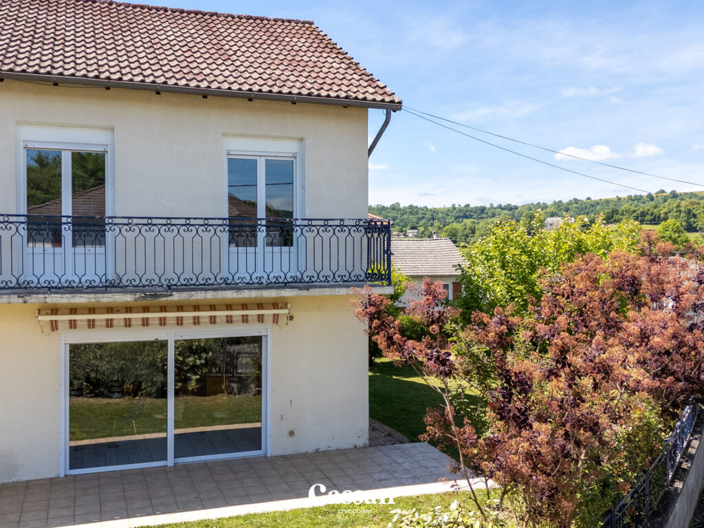 Façade extérieure maison à vendre Jussac Cassan immobilier agence immobilière