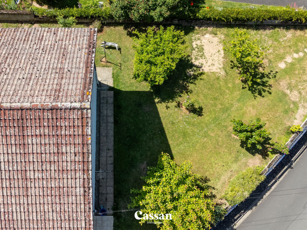 Vue drone toiture maison à vendre Jussac Cassan immobilier agence immobilière