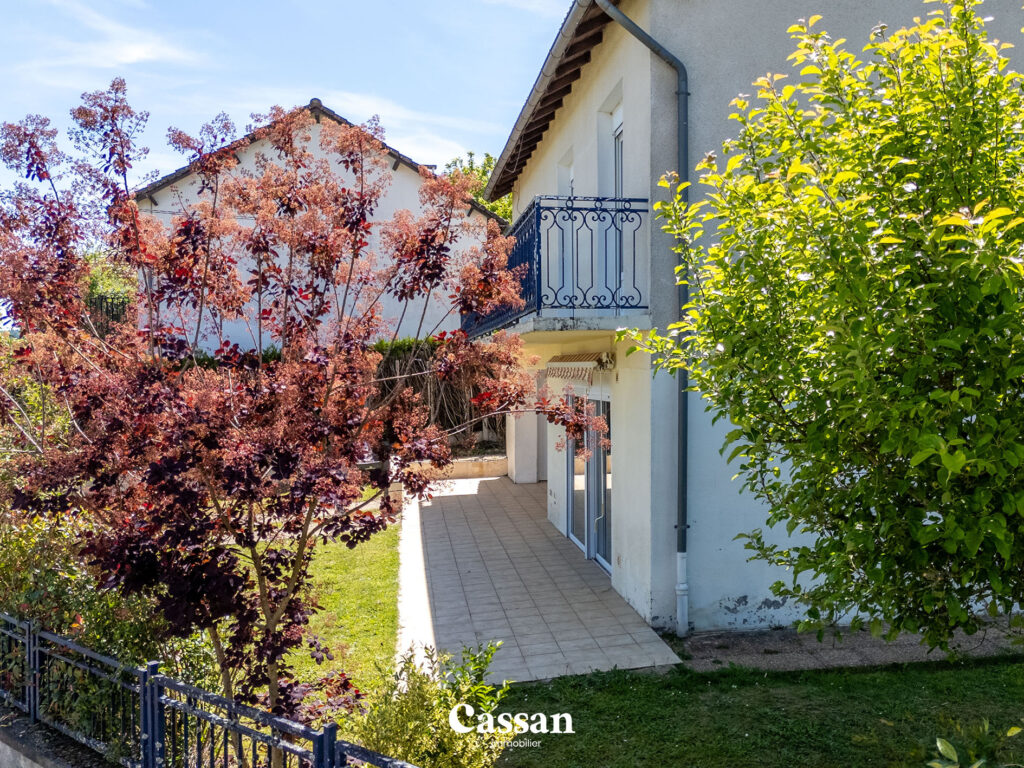 Façade extérieure maison à vendre Jussac Cassan immobilier agence immobilière