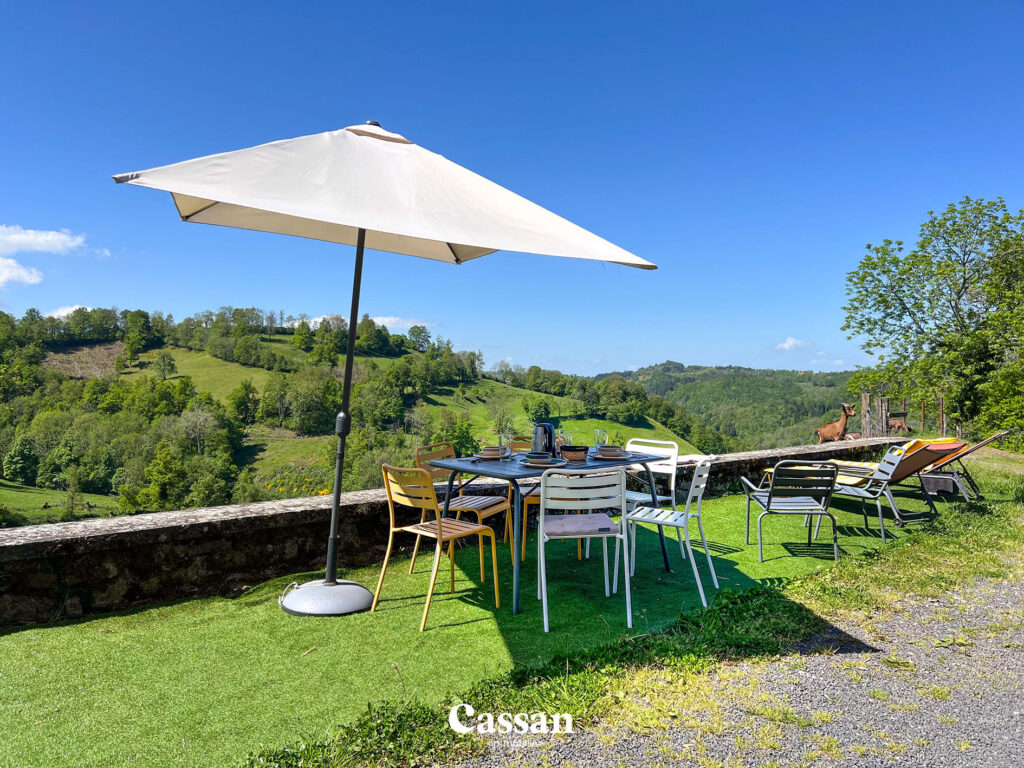 Terrasse maison et grange à vendre Saint-Cirgues-de-Jordanne Cassan immobilier agence immobilière