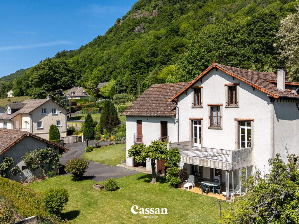 Vue drone maison à vendre Vic-sur-Cère Cassan immobilier agence Immobilière