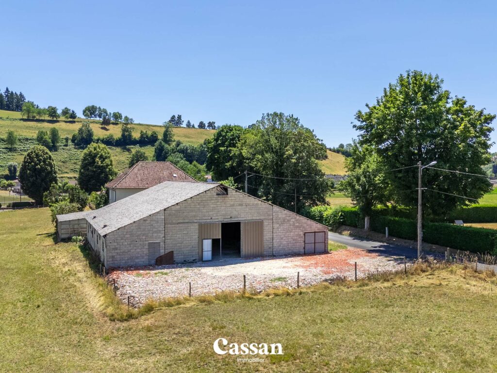 Vue drone façade entrepôt à vendre Vézac Cassan immobilier agence immobilière