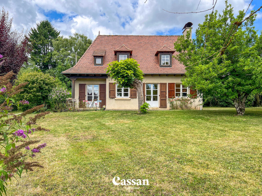 Façade extérieure maison à vendre Jussac Cassan immobilier agence immobilière Aurillac