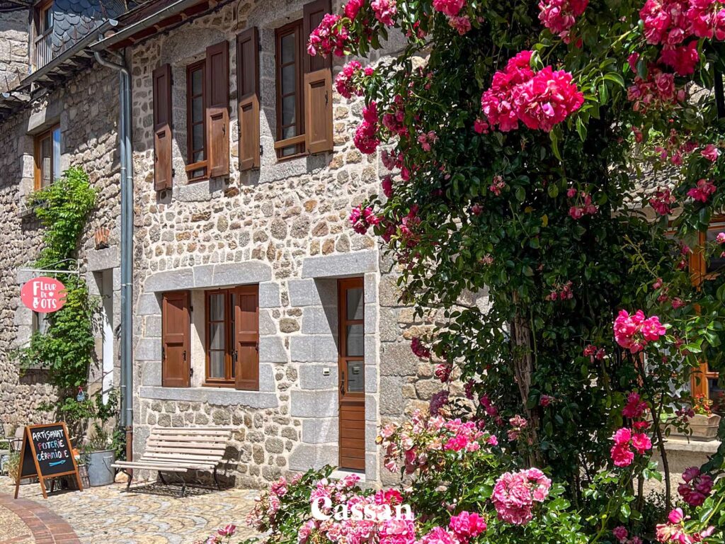 Façade extérieure immeuble à vendre Marcolès Cassan immobilier agence immobilière