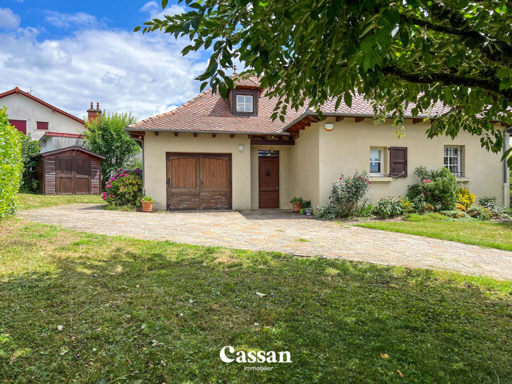 Façade extérieure maison à vendre Jussac Cassan immobilier agence immobilière Aurillac
