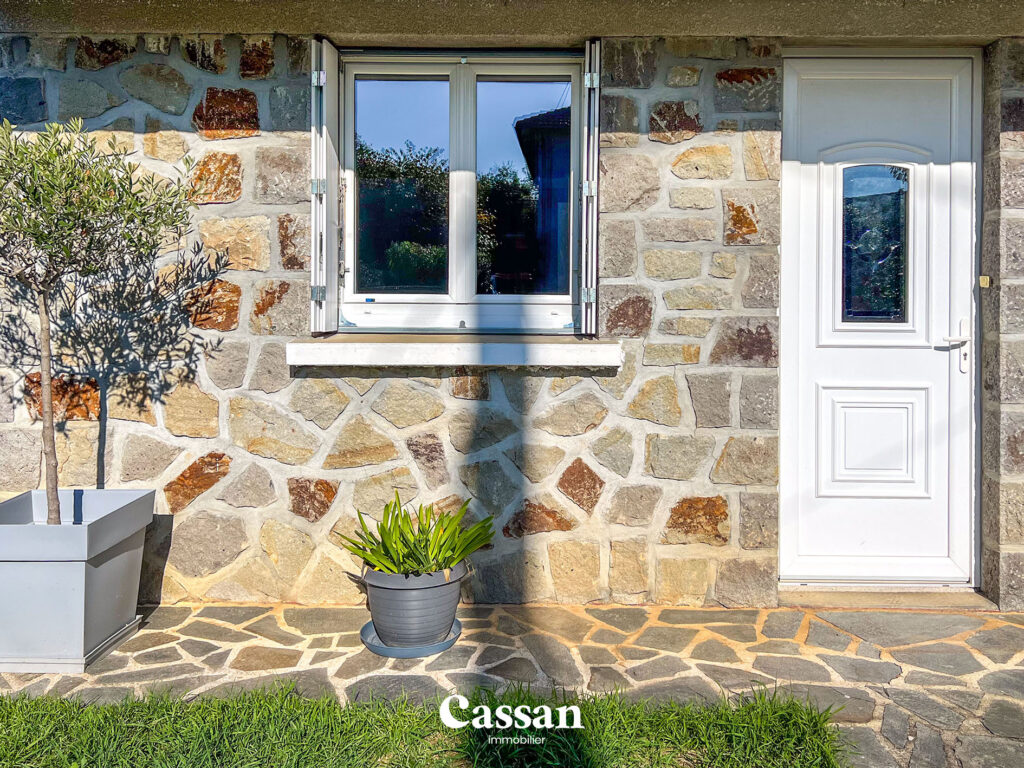 Entrée maison à vendre Ytrac Cassan immobilier agence immobilière Aurillac